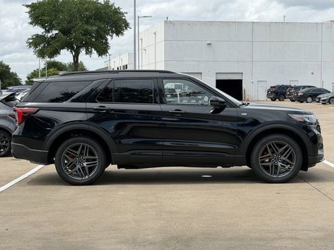 Used 2025 Ford Explorer ST-Line w/ ST-Line Street Pack AWD/4WD image 3