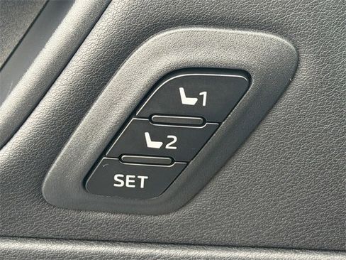 Used 2023 Toyota Venza Limited image 41