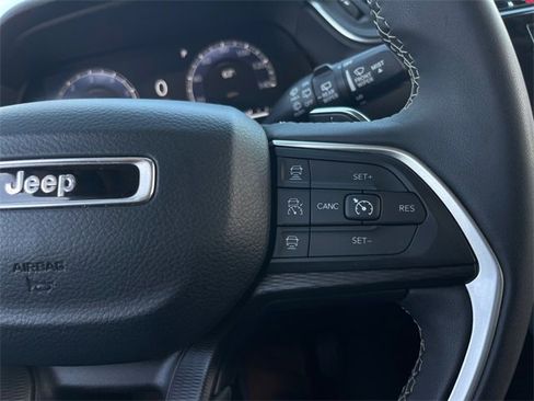 Used 2023 Jeep Grand Cherokee Laredo image 14