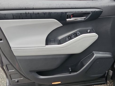 Used 2020 Toyota Highlander XLE image 12