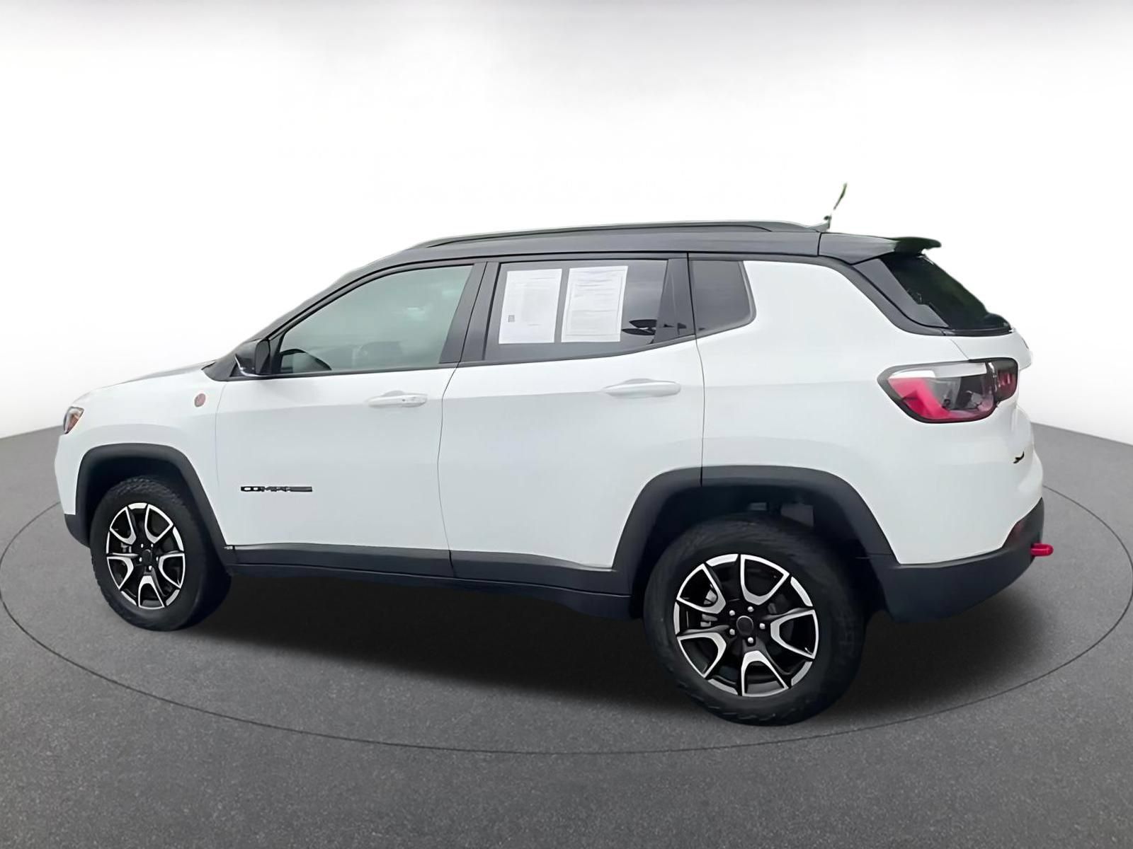 Used 2025 Jeep Compass Trailhawk AWD/4WD image 9