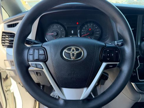 Used 2017 Toyota Sienna LE AWD/4WD image 16