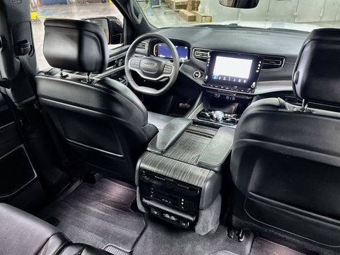 Used 2024 Jeep Wagoneer L Series III w/ Flexible Seating Group AWD/4WD image 20