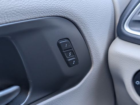 Used 2024 Chrysler Pacifica Touring-L image 7