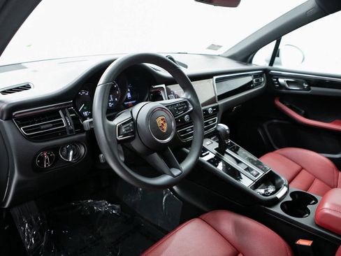 Certified 2025 Porsche Macan image 4