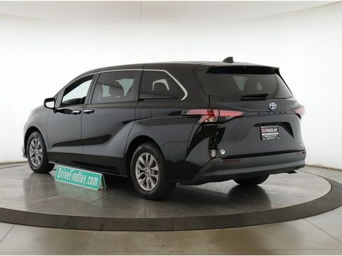 Used 2022 Toyota Sienna XLE image 8
