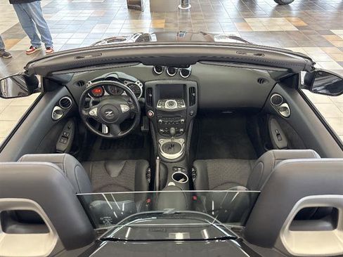 Used 2018 Nissan 370Z Touring RWD image 17