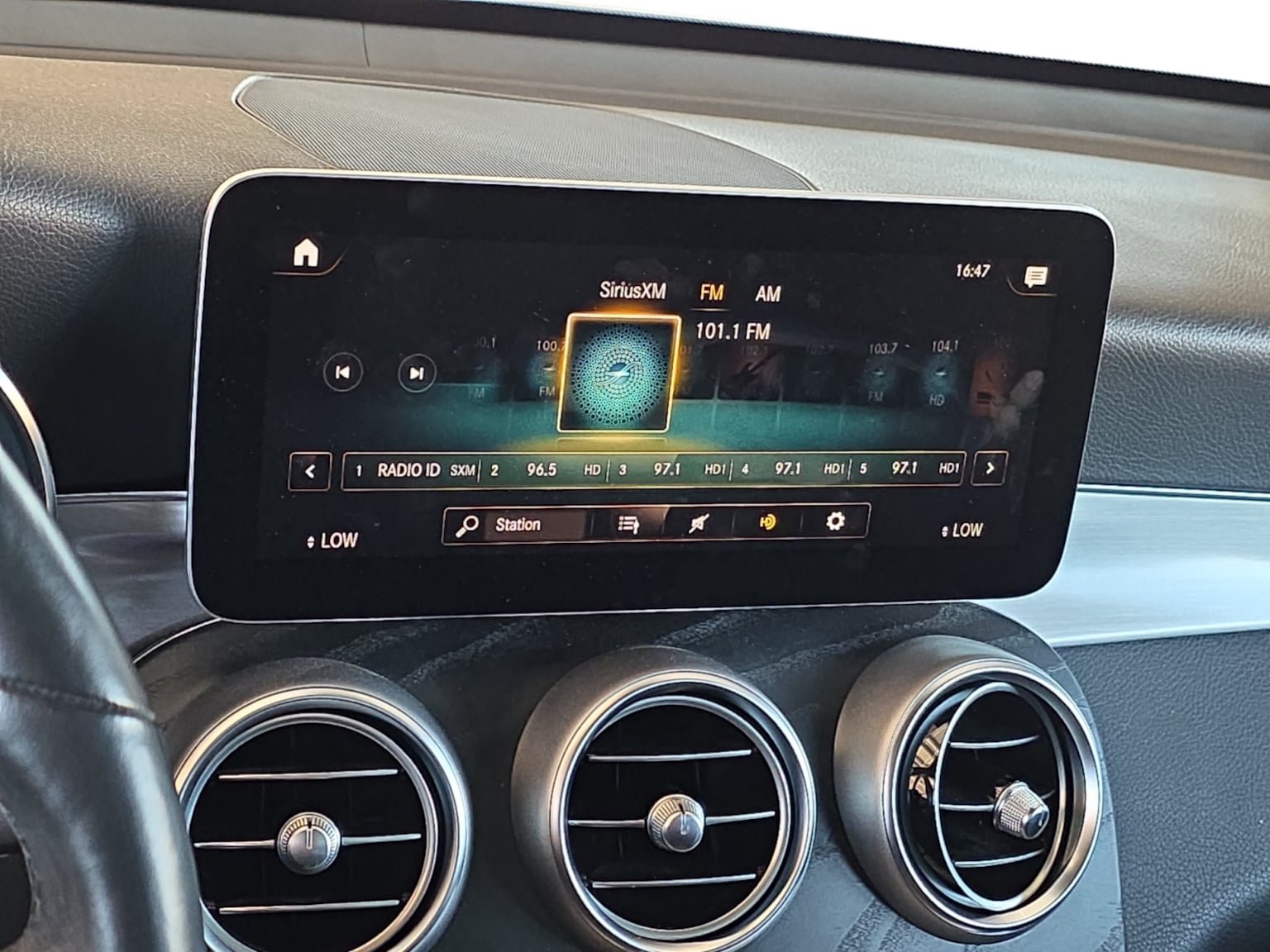 Used 2021 Mercedes-Benz GLC 300 4MATIC w/ Premium Package image 16