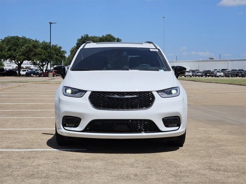 New 2025 Chrysler Pacifica Limited image 7