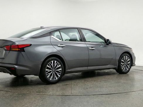 Used 2025 Nissan Altima 2.5 SV image 9