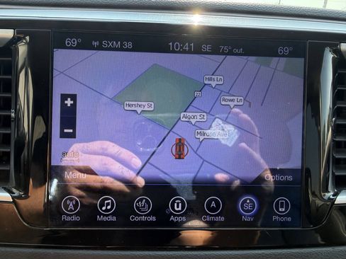Used 2017 Chrysler Pacifica Touring-L w/ Tire & Wheel Group FWD image 19