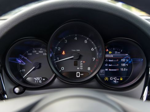 Certified 2025 Porsche Macan image 33