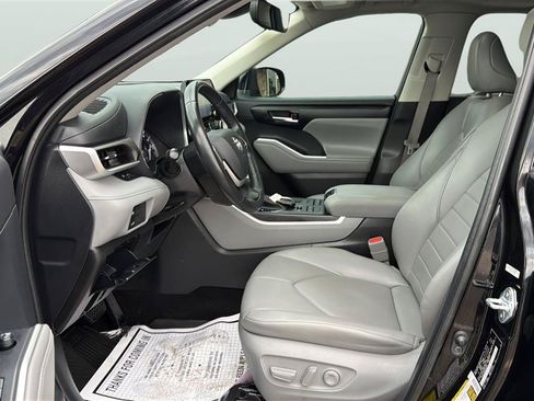 Used 2022 Toyota Highlander XLE AWD/4WD image 11