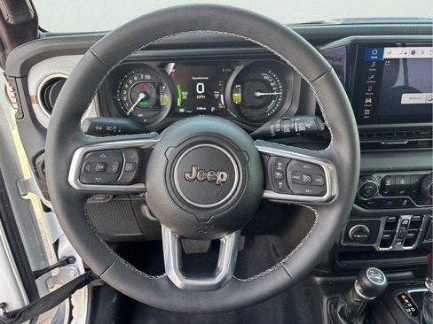 Used 2025 Jeep Wrangler Sahara image 12