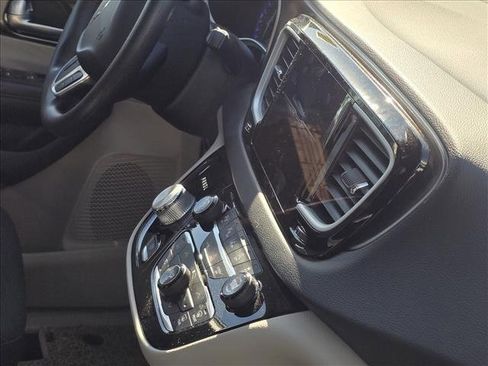 Used 2020 Chrysler Pacifica Touring w/ Advanced Safetytec Group image 6