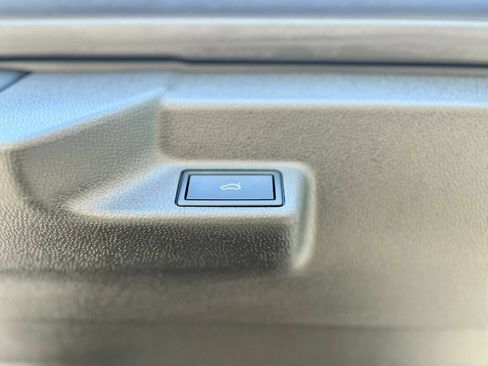 Used 2025 Volkswagen ID. Buzz Pro S RWD image 10