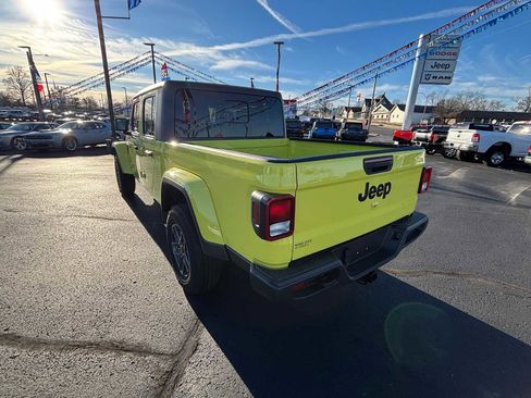 Certified 2024 Jeep Gladiator Sport AWD/4WD image 8