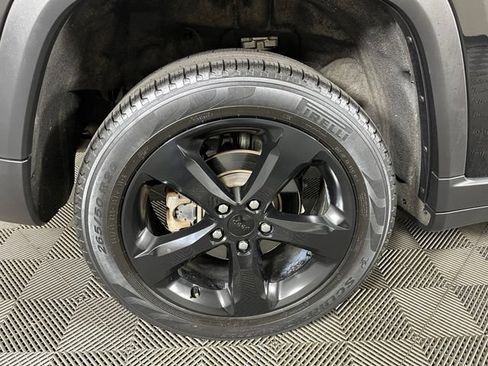 Used 2023 Jeep Grand Cherokee Limited w/ Black Appearance Package AWD/4WD image 9