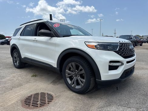 Used 2021 Ford Explorer XLT w/ Equipment Group 202A AWD/4WD image 8