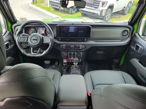 Used 2025 Jeep Gladiator Mojave AWD/4WD image 16
