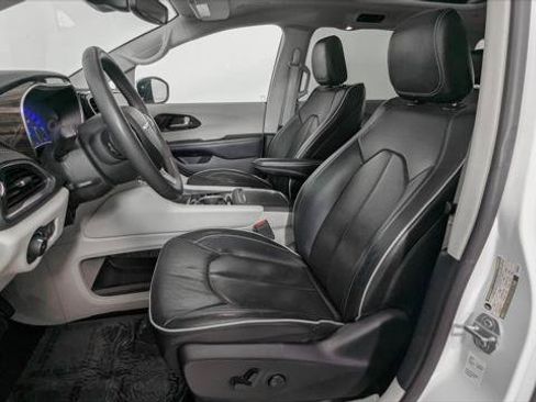 Used 2023 Chrysler Pacifica Limited FWD image 14