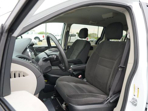 Used 2018 Dodge Grand Caravan SE w/ UConnect Hands-Free Group FWD image 12