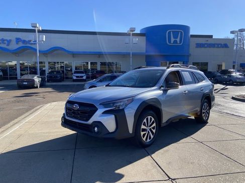 Used 2024 Subaru Outback Premium image 4