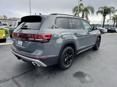 Used 2025 Volkswagen Atlas Peak Edition SE image 10