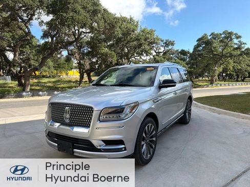 Used 2019 Lincoln Navigator Select RWD image 2