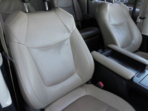 Used 2021 Toyota Sienna Limited image 10