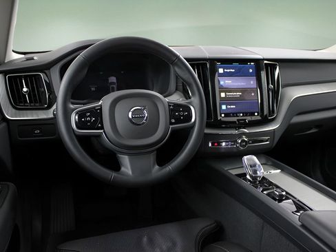 Certified 2025 Volvo XC60 B5 Ultra AWD/4WD image 10