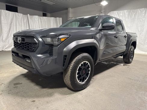 Used 2024 Toyota Tacoma TRD Off-Road image 3