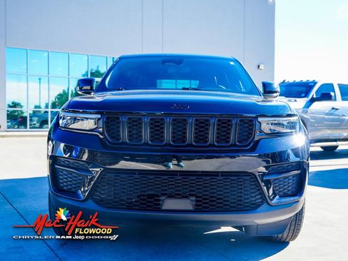 Used 2024 Jeep Grand Cherokee Altitude image 3