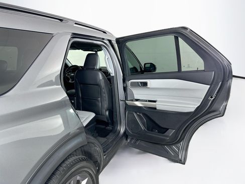 Used 2021 Ford Explorer XLT w/ Equipment Group 202A AWD/4WD image 32