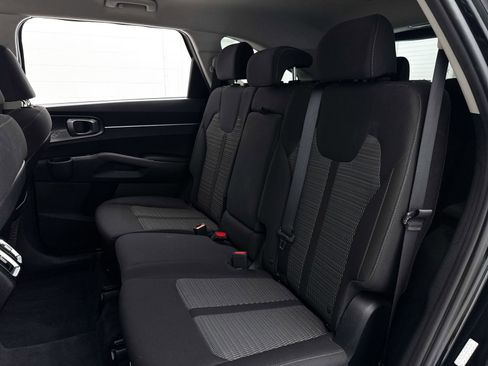 Used 2023 Kia Sorento LX image 30