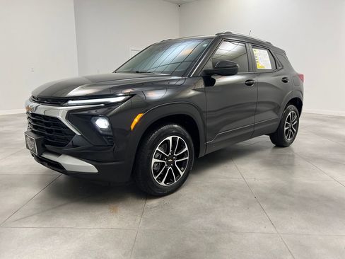 Used 2025 Chevrolet TrailBlazer LT AWD/4WD image 3