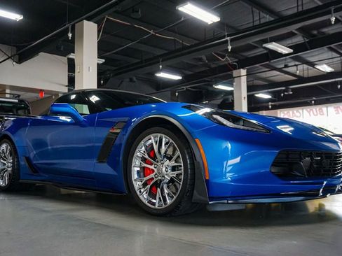 Used 2015 Chevrolet Corvette Z06 w/ 3LZ Preferred Equipment Group RWD image 2
