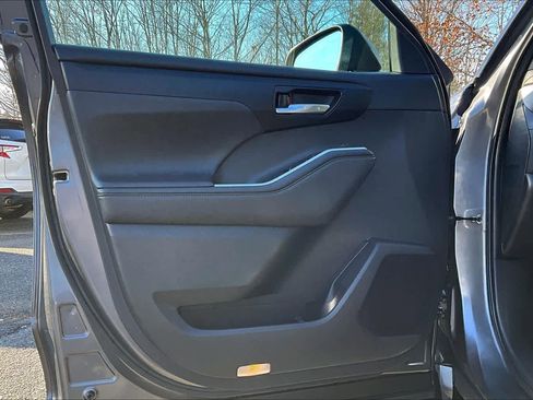 Certified 2022 Toyota Highlander XLE image 20