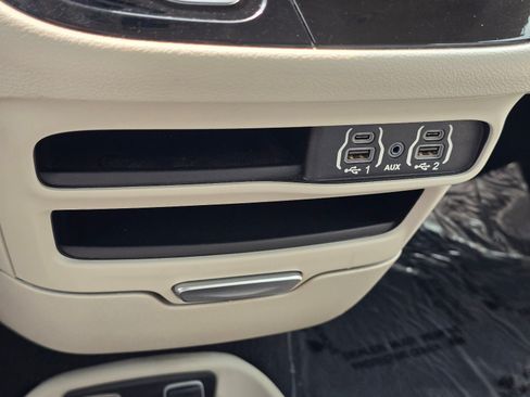 Used 2021 Chrysler Pacifica Touring-L FWD image 20