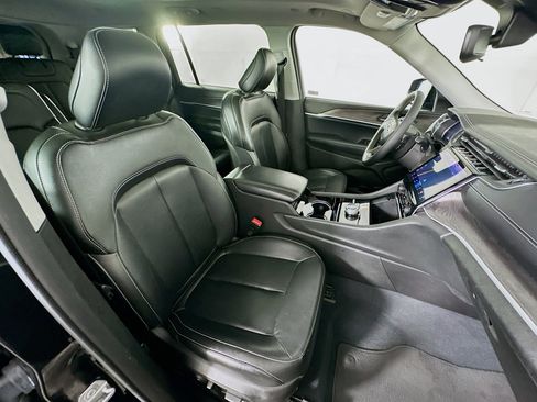 Used 2023 Jeep Grand Cherokee L Limited w/ Black Appearance Package image 33