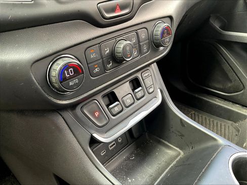 Used 2019 GMC Terrain SLE w/ Driver Convenience Package AWD/4WD image 17