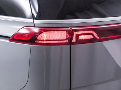 Used 2024 Kia Carnival EX image 7