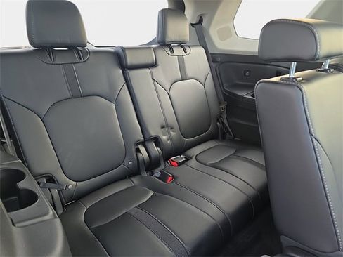 Used 2023 Honda Pilot Touring image 16