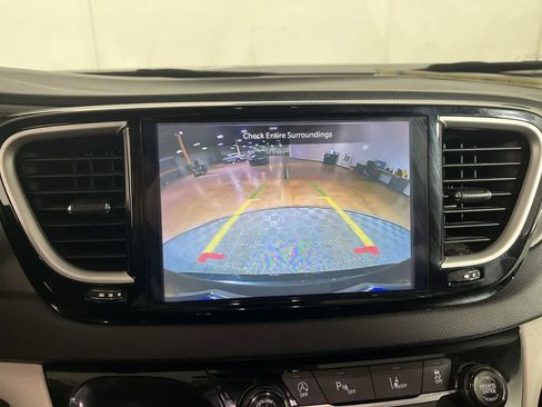 Used 2024 Chrysler Pacifica Touring-L image 19