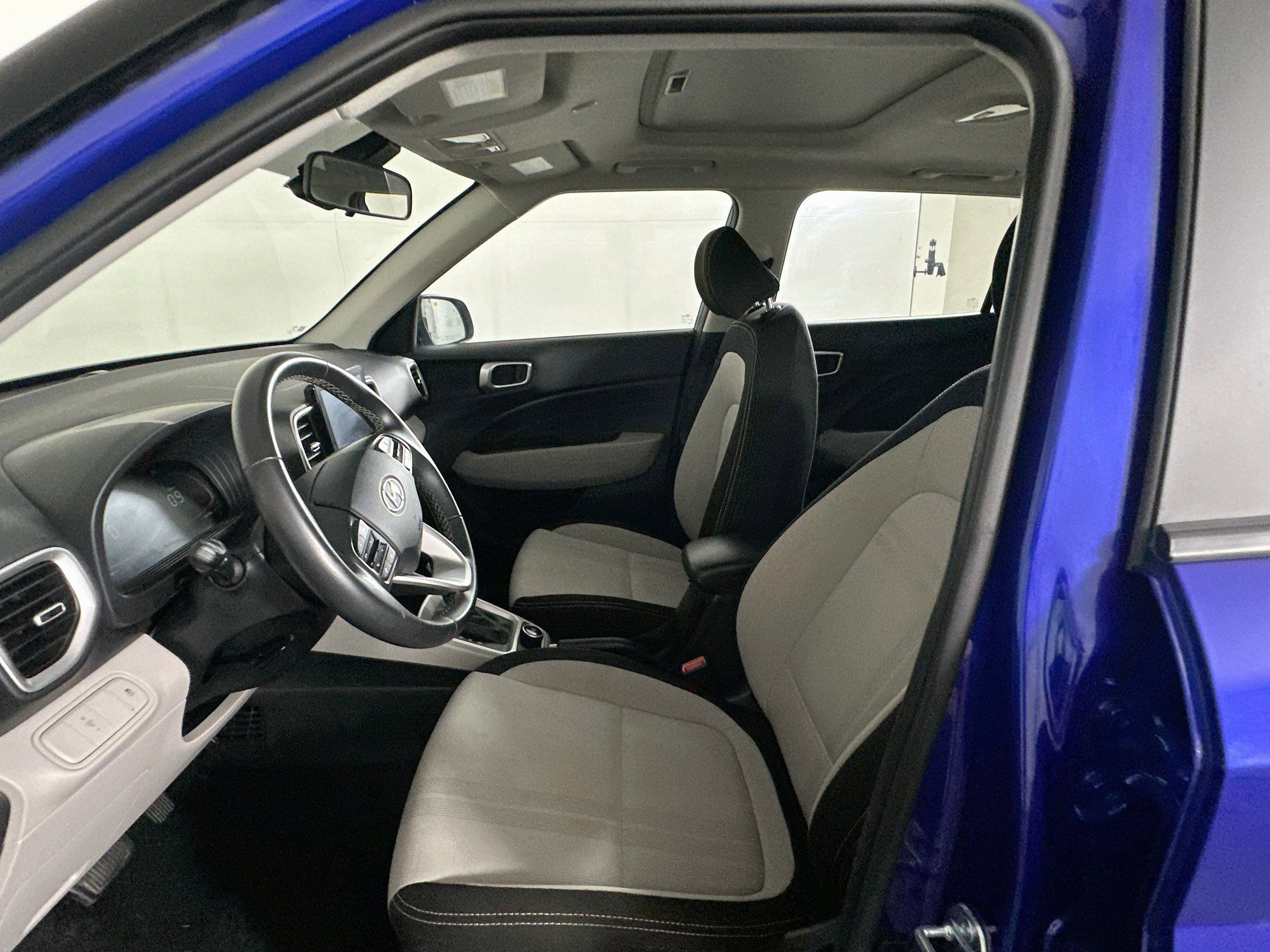 Used 2025 Hyundai Venue SEL FWD image 13