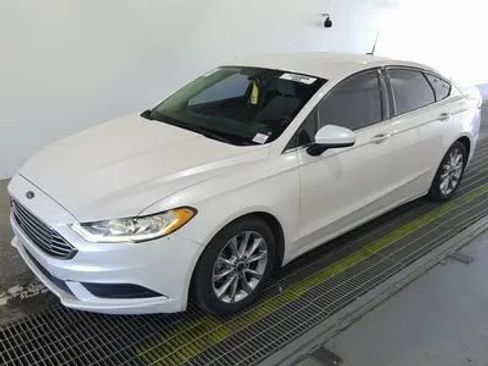 Used 2017 Ford Fusion SE FWD image 1