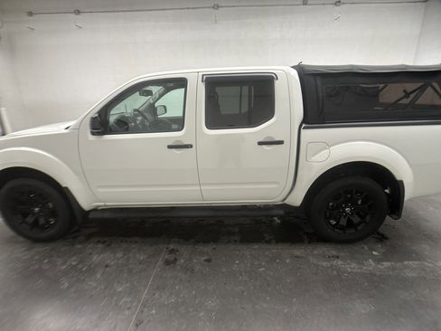 Used 2021 Nissan Frontier SV w/ Midnight Edition Floor Mats image 5