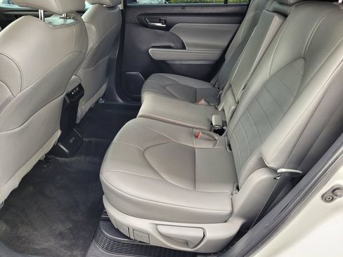 Used 2023 Toyota Highlander XLE AWD/4WD image 6