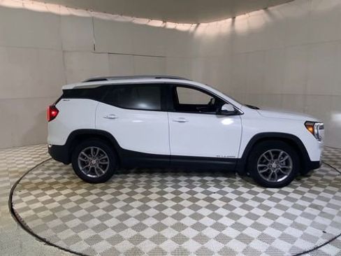 Used 2023 GMC Terrain SLT image 4
