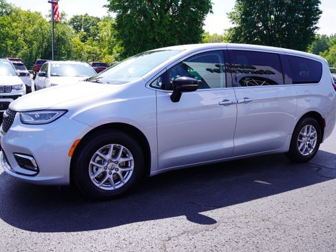 Used 2024 Chrysler Pacifica Touring-L FWD image 11